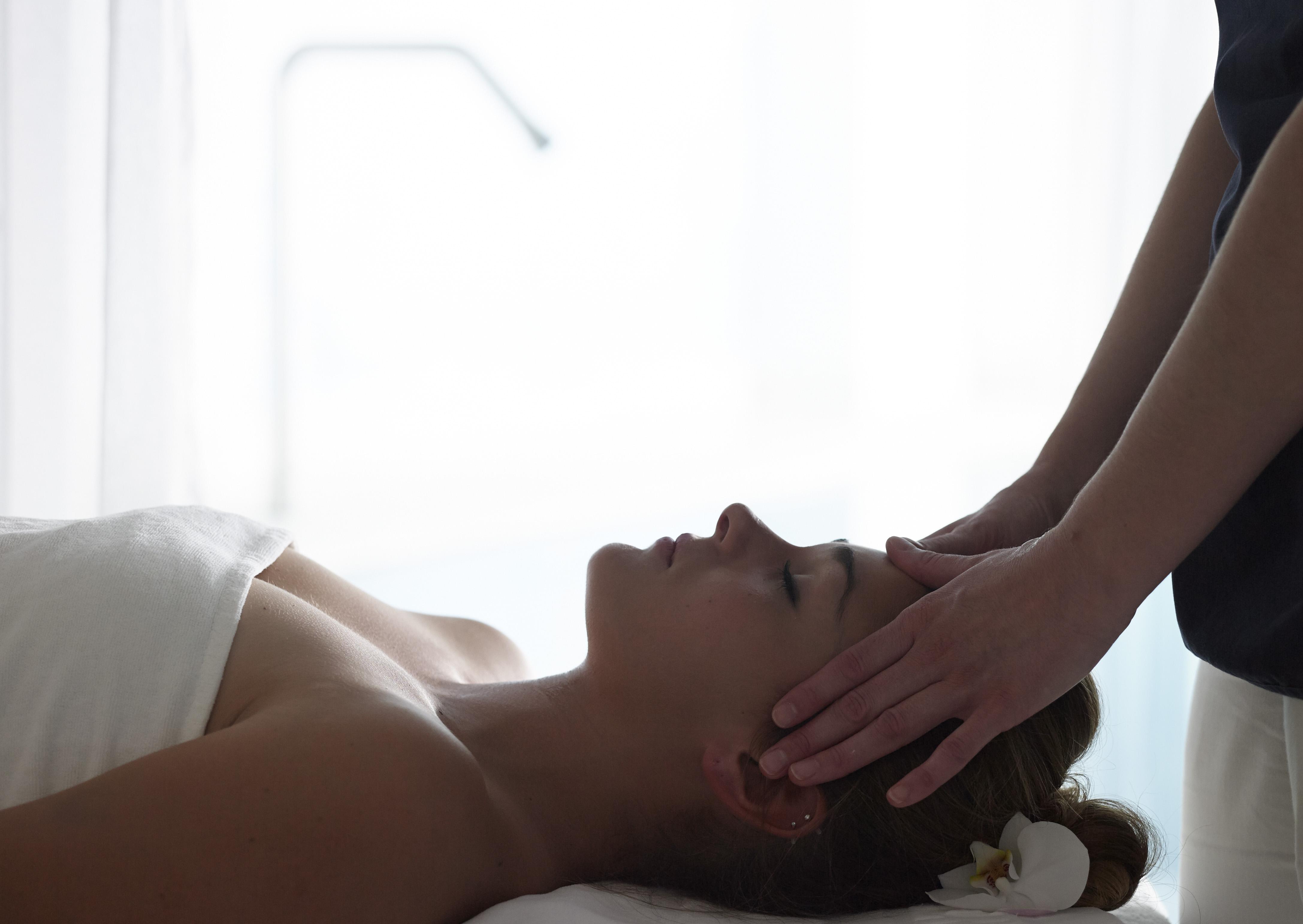 Grand Serai Congress And Spa Ioannina Exterior foto A woman receiving a head massage