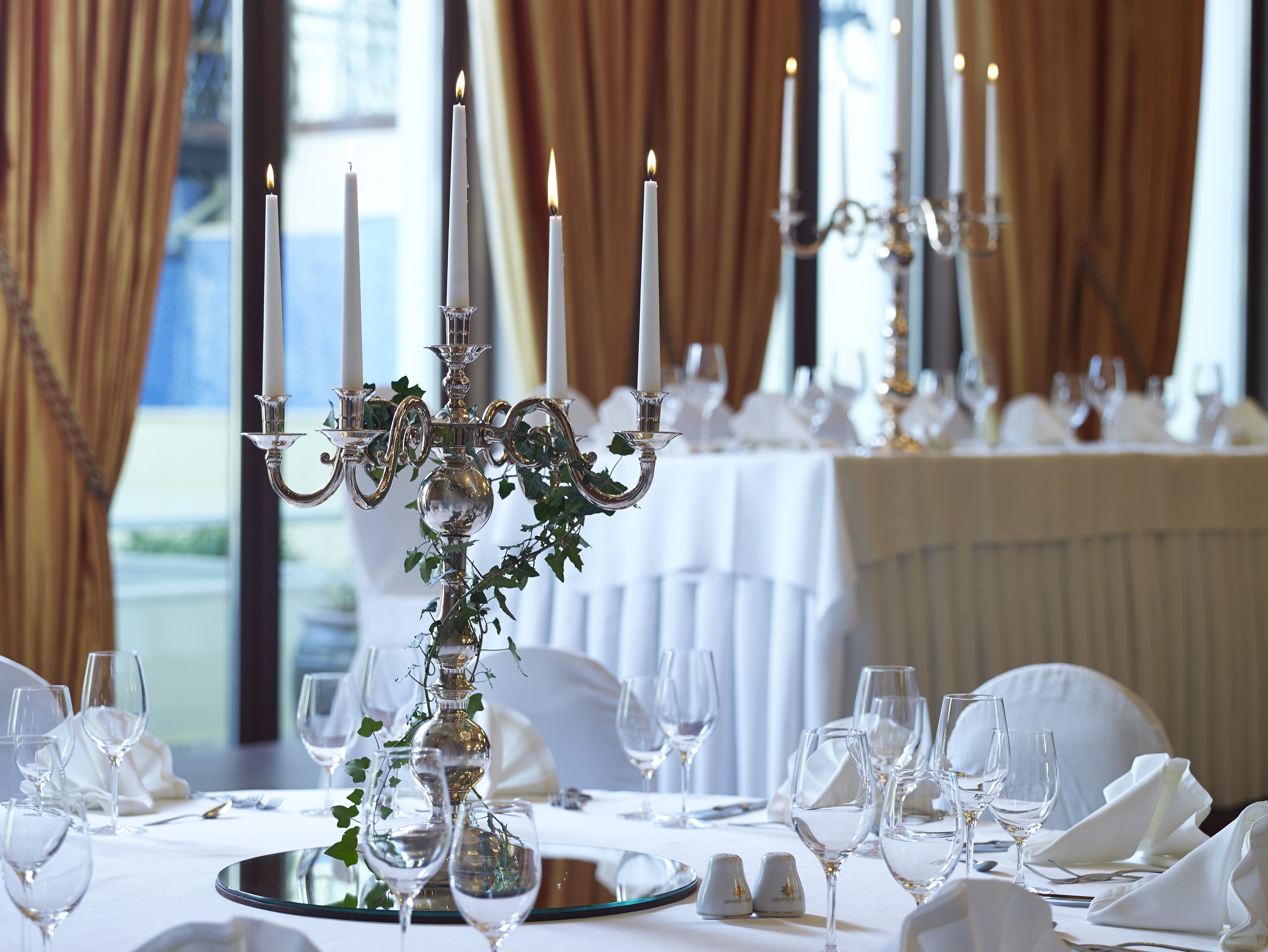 Grand Serai Congress And Spa Ioannina Exterior foto A candelabra on a table